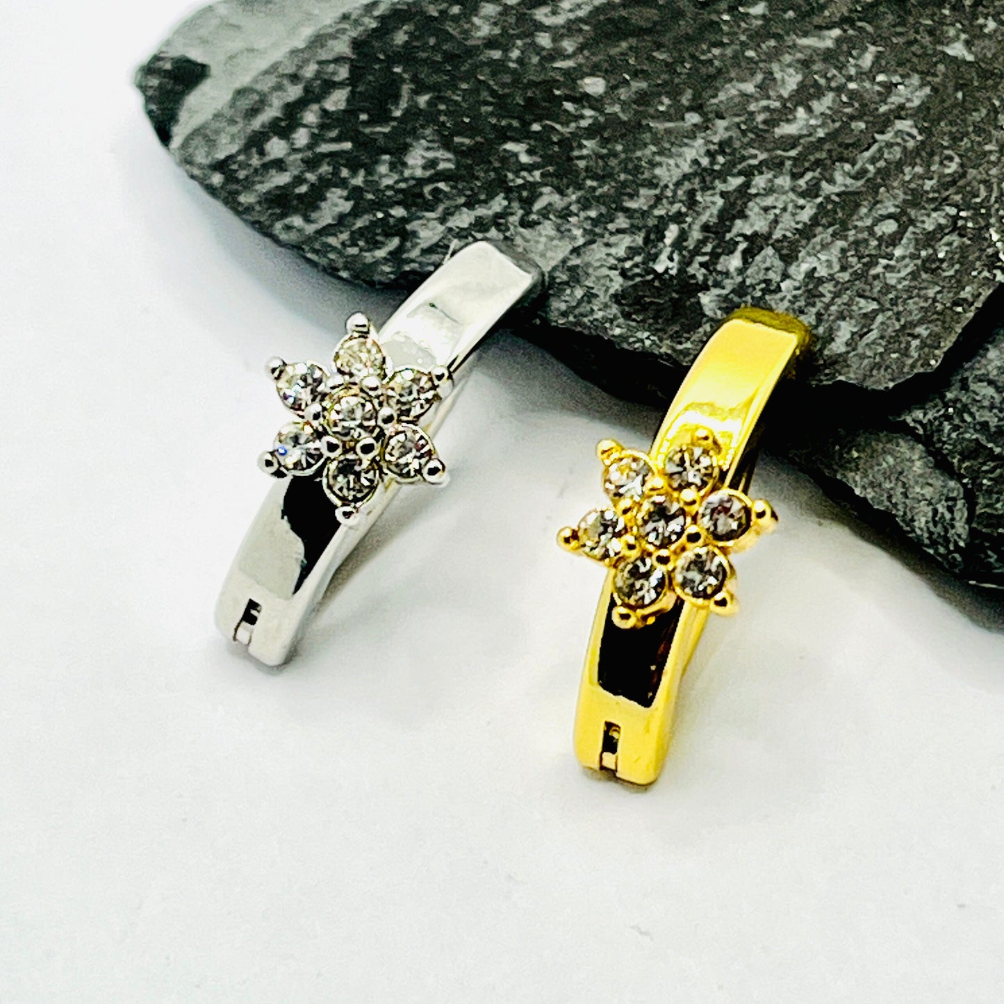 14G Minimalist Clicker Ring With Six Petals Gem Flower, Clicker Navel Ring, Belly button Clicker 10mm Belly Bar